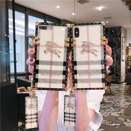 Burberry チェック柄ストラップ付きケース