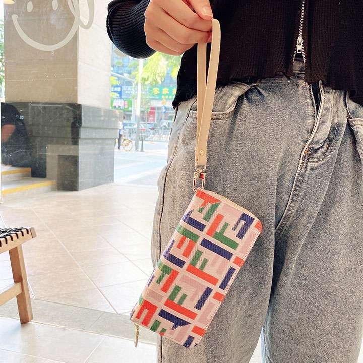  ストラップ付き fendi スマホポーチ 財布 